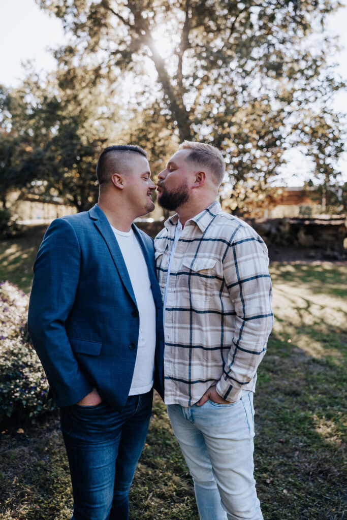 Nashville engagement photographer captures couple kissing in Centennial Park