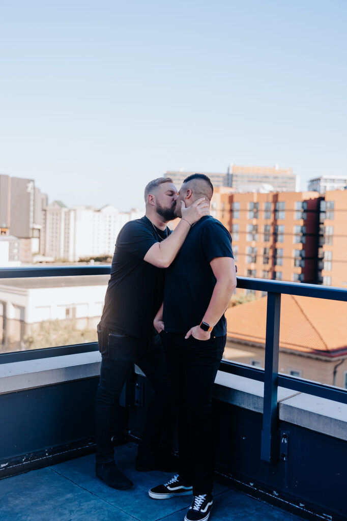 Nashville engagement photographer captures couple kissing on rooftop