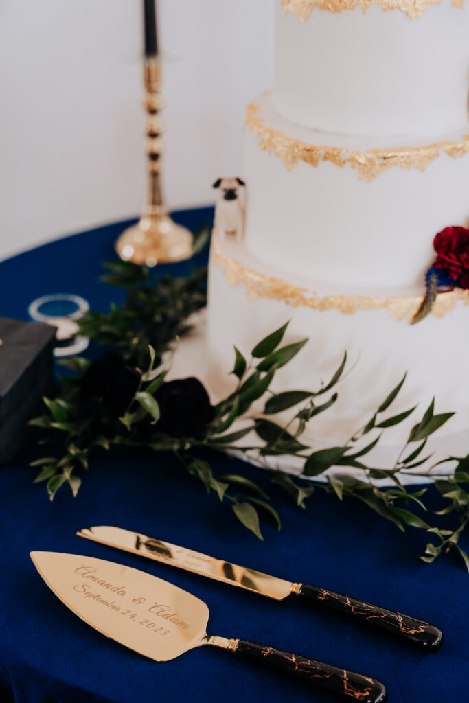 Nashville elopement photographer captures gold elements on cake and knife