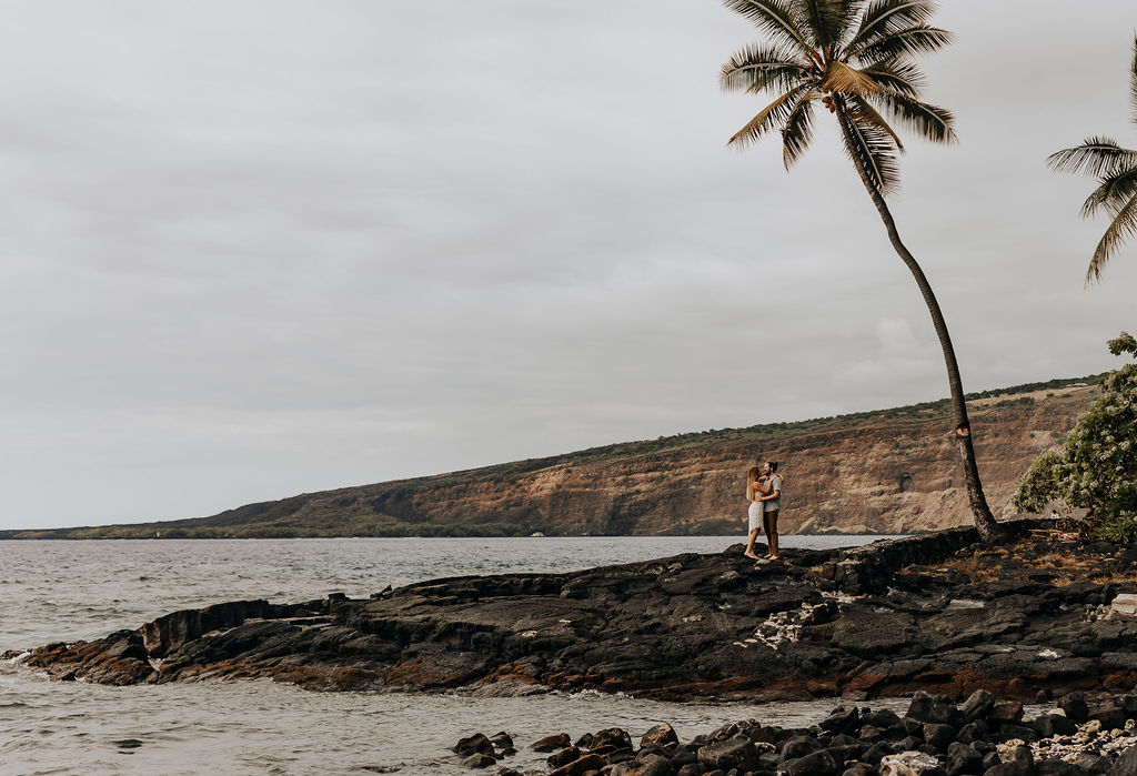 Destination wedding photographer captures oceanside beach wedding in Hawaii