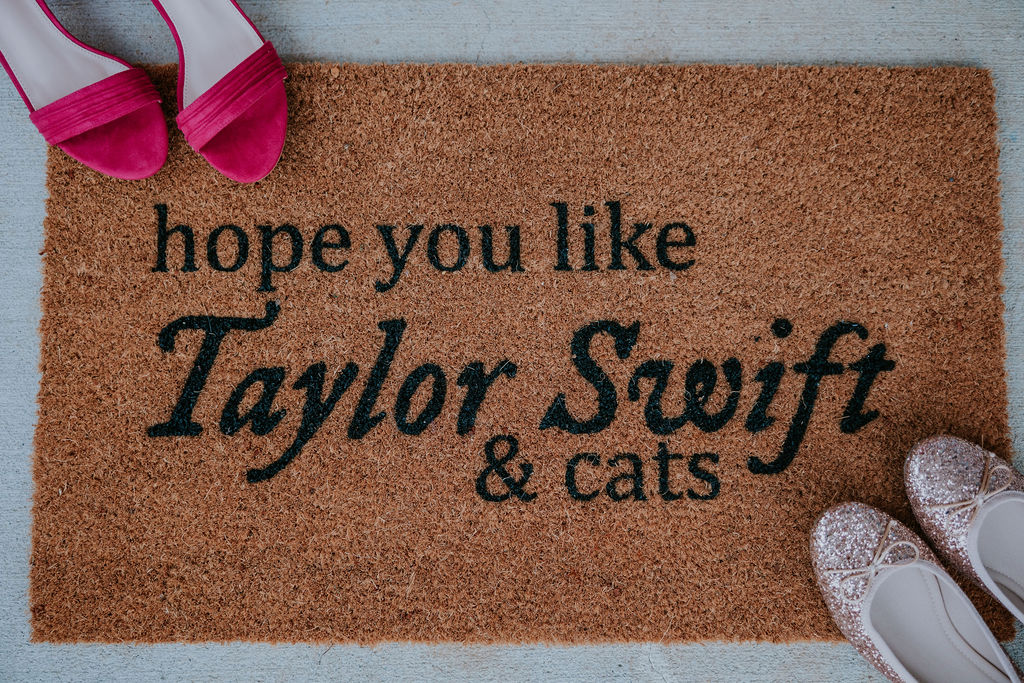 Nashville Elopement Photographer captures cat mat saying 'hope you like taylor swift and cats'