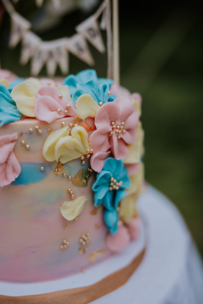 Nashville Elopement Photographer captures details of cake with flowers