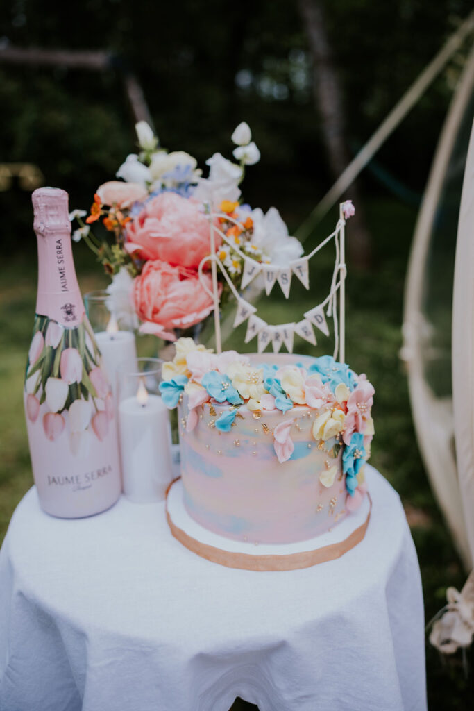 Nashville Elopement Photographer captures spring flowers on wedding cake